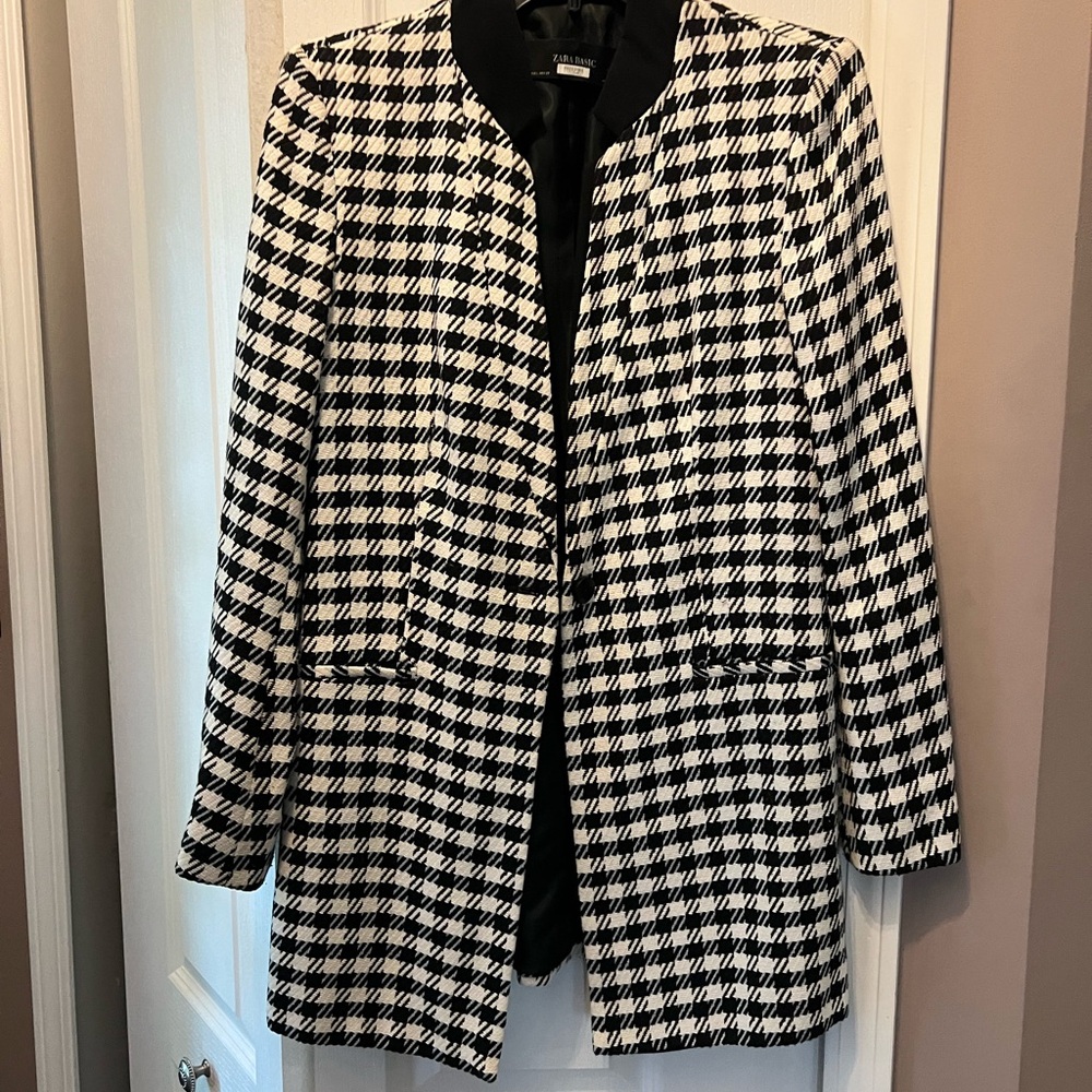 ZARA blazer / jacket - houndstooth design in black & white. Front button close r